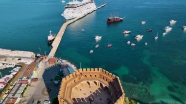 Güneşli bir günde Alanya Türkiye limanında büyük bir yolcu gemisi duruyor.