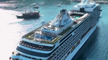 Güneşli bir günde Alanya Türkiye limanında büyük bir yolcu gemisi duruyor.