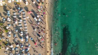 Mavi deniz ve liman kenti arka planıyla Alanya plajı dağ manzaralı.