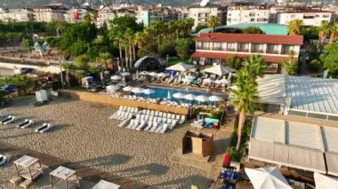 Mavi deniz ve liman kenti arka planıyla Alanya plajı dağ manzaralı.