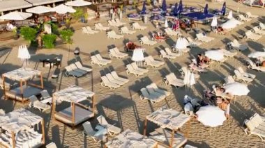 Mavi deniz ve liman kenti arka planıyla Alanya plajı dağ manzaralı.