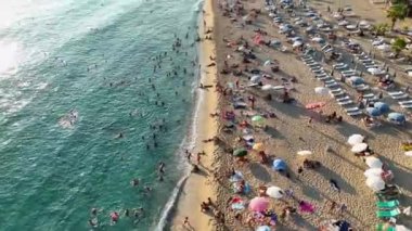 Mavi deniz ve liman kenti arka planıyla Alanya plajı dağ manzaralı.