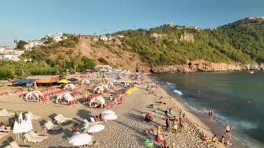 Mavi deniz ve liman kenti arka planıyla Alanya plajı dağ manzaralı.