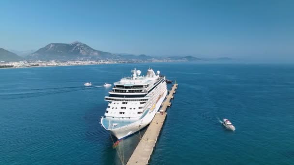 Güneşli Bir Günde Alanya Türkiye Limanında Büyük Bir Yolcu Gemisi — Stok video