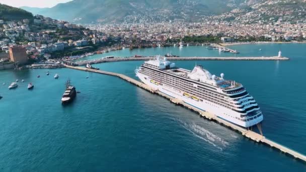 Een Grote Cruiseschip Staat Haven Van Stad Alanya Turkije Een — Stockvideo