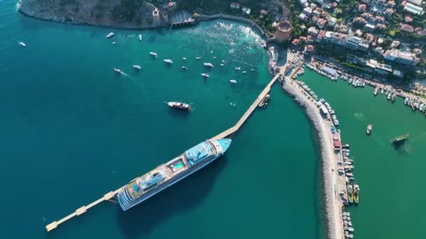 美しい晴れた日には 大きなクルーズ客船がアランヤ トルコの港に立っています — ストック動画