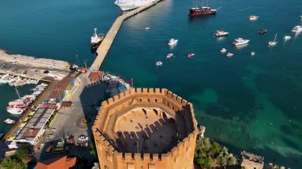 美しい晴れた日には 大きなクルーズ客船がアランヤ トルコの港に立っています — ストック動画