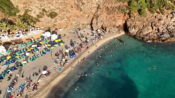 Mavi Deniz Liman Kenti Arka Planıyla Alanya Plajı Dağ Manzaralı — Stok video