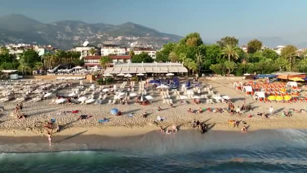 青い海と港の都市の背景に海岸と山の上のビューAlanyaビーチ — ストック動画