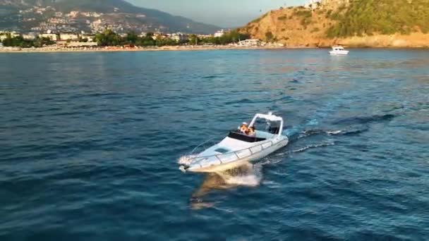 スポーツボートでのアクティブなライフスタイルトルコ Alanya壮大なシーン — ストック動画