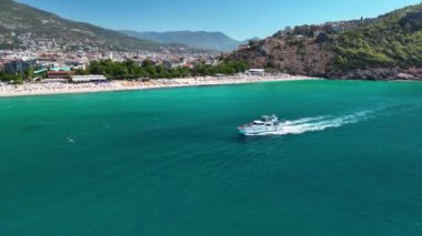 Büyük bir yat denizde duruyor. Arka planda muhteşem yaz atmosferi var.
