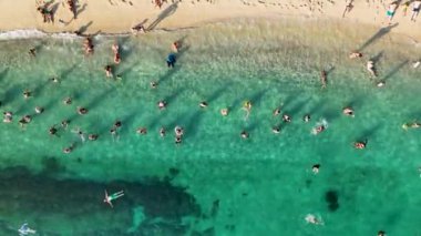 Mavi deniz ve liman kenti arka planıyla Alanya plajı dağ manzaralı.