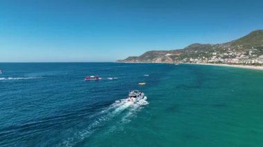 Büyük bir yat denizde duruyor. Arka planda muhteşem yaz atmosferi var.