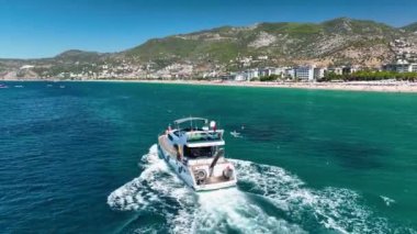 Büyük bir yat denizde duruyor. Arka planda muhteşem yaz atmosferi var.