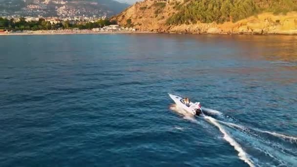 土耳其阿拉亚史诗场景中的一艘运动船上的积极生活方式 — 图库视频影像