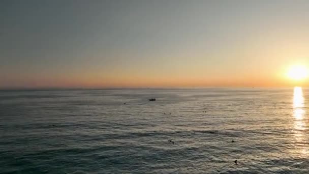 Zdjęcie Lotnicze Bezchmurnego Zachodu Morza Wakacyjnym Kurorcie — Wideo stockowe
