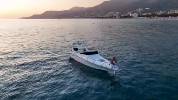 スポーツボートでのアクティブなライフスタイルトルコ Alanya壮大なシーン — ストック動画