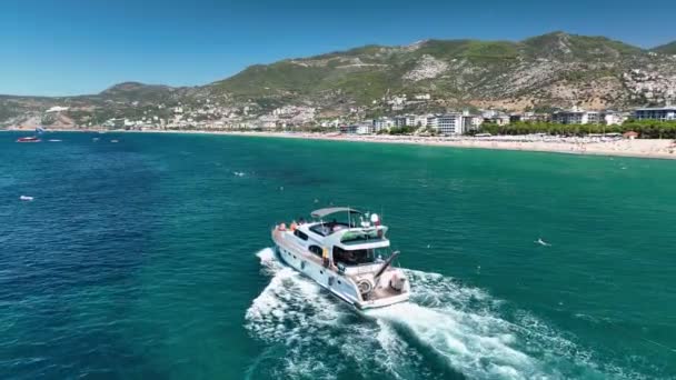 大きなヨットが海に立つ素晴らしい夏の波の背景 — ストック動画