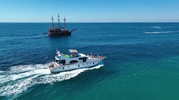 Велика Яхта Стоїть Березі Моря — стокове відео