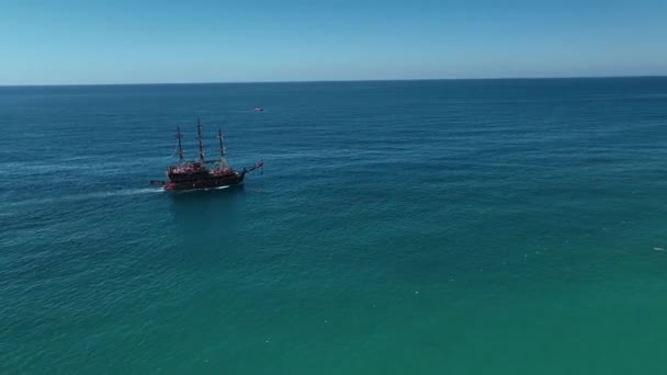 Pirates Jacht Aanroept Bij Haven Luchtfoto Turkije Aanya — Stockvideo