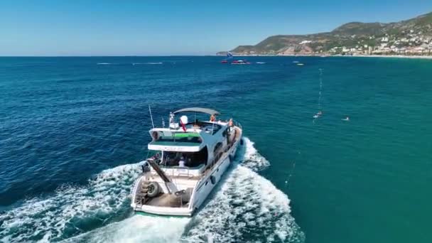Sebuah Kapal Pesiar Besar Berdiri Laut Mengagumkan Vibe Latar Belakang — Stok Video