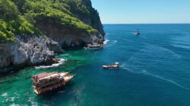 Deniz kıyısında balık tutmak Bir teknede avlanmak