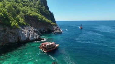 Deniz kıyısında balık tutmak Bir teknede avlanmak