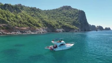 Deniz kıyısında balık tutmak Bir teknede avlanmak