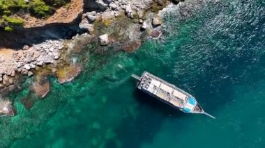 Büyük bir yat denizde duruyor. Arka planda harika bir arka plan. Hava görüntüsü 4 K
