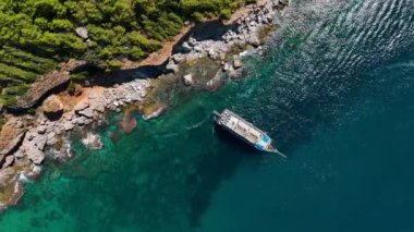 Büyük bir yat denizde duruyor. Arka planda harika bir arka plan. Hava görüntüsü 4 K