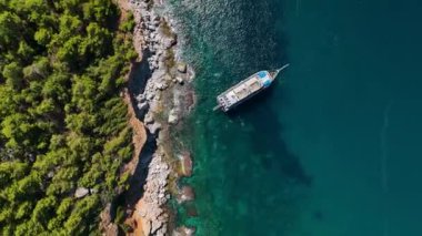 Büyük bir yat denizde duruyor. Arka planda harika bir arka plan. Hava görüntüsü 4 K