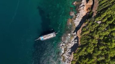 Büyük bir yat denizde duruyor. Arka planda harika bir arka plan. Hava görüntüsü 4 K