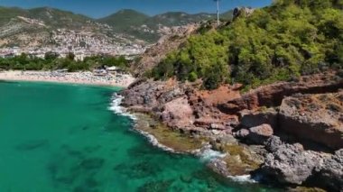 Büyük bir yat denizde duruyor. Arka planda harika bir arka plan. Hava görüntüsü 4 K