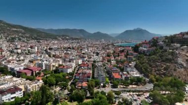 Akdeniz havadan manzaralı şehrin güzel manzarası 4 K.