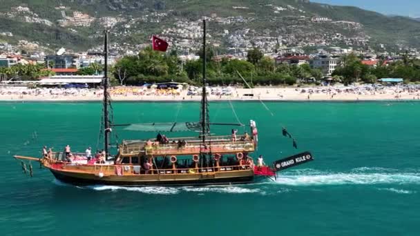Iate Piratas Chama Porto Vista Aérea Turquia Aanya — Vídeo de Stock