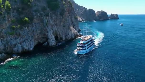 Пиратская Яхта Заходит Порт Видом Море — стоковое видео