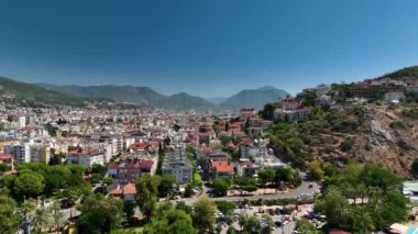 Akdeniz havadan manzaralı şehrin güzel manzarası 4 K.