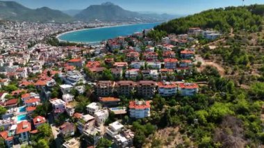 Akdeniz havadan manzaralı şehrin güzel manzarası 4 K.