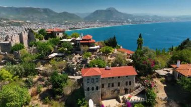 Alanya şehrindeki kırmızı kale. Hava manzarası 4 K Yaz Saati.