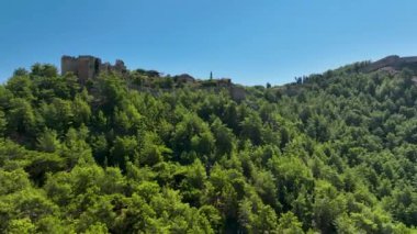 Alanya şehrindeki kırmızı kale. Hava manzarası 4 K Yaz Saati.