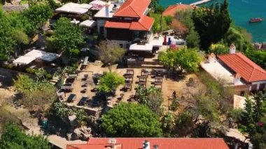Alanya şehrindeki kırmızı kale. Hava manzarası 4 K Yaz Saati.