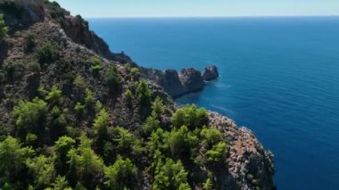 Alanya şehrindeki kırmızı kale. Hava manzarası 4 K Yaz Saati.