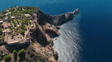 Alanya şehrindeki kırmızı kale. Hava manzarası 4 K Yaz Saati.