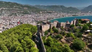 Alanya şehrindeki kırmızı kale. Hava manzarası 4 K Yaz Saati.