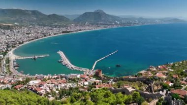 Alanya şehrindeki kırmızı kale. Hava manzarası 4 K Yaz Saati.