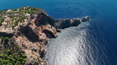 Alanya şehrindeki kırmızı kale. Hava manzarası 4 K Yaz Saati.
