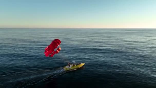 海の上にパラセーリング航空ビュー4 Kトルコ Alanya — ストック動画