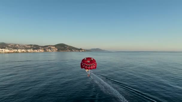 Parasailing Över Medelhavet Antenn Turkiet Alanya — Stockvideo