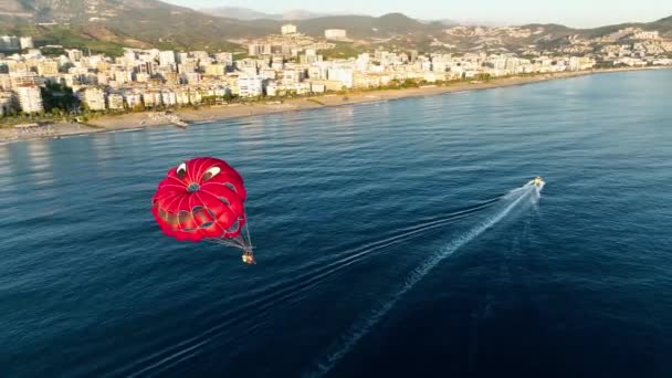 Parasailing Över Havet Flygfoto Turkiet Alanya — Stockvideo