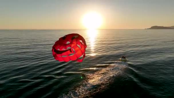Parasailing Över Medelhavet Antenn Turkiet Alanya — Stockvideo